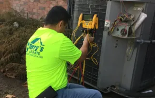terrys-hvac-technician-assessing-an-outdoor-condenser