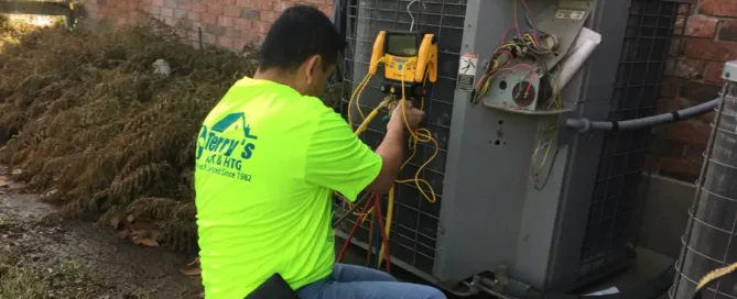terrys-hvac-technician-assessing-an-outdoor-condenser